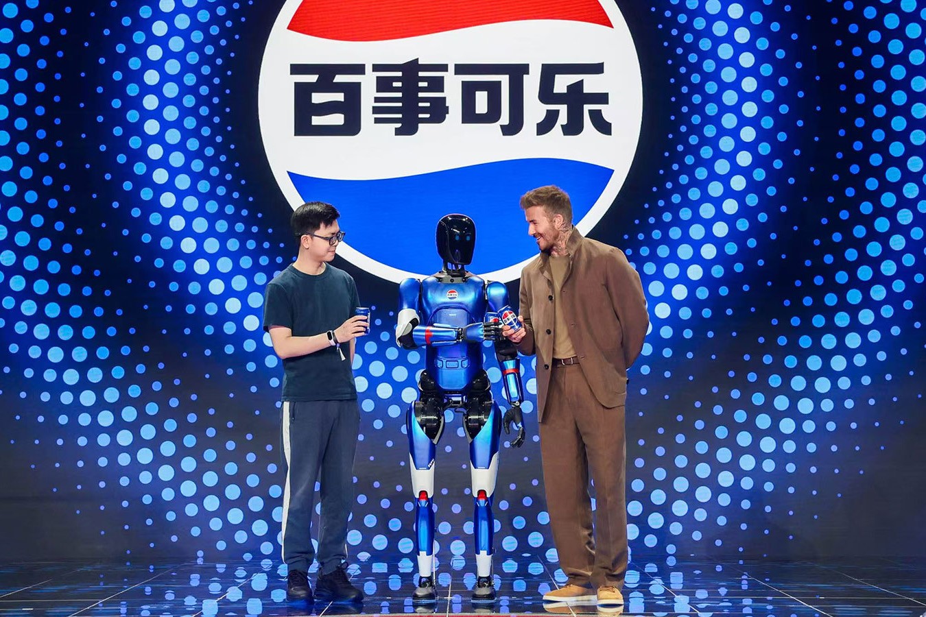 今年会jinnianhui金字招牌机器人携手百事中国共创“百事蓝宝” 共燃渴望新章